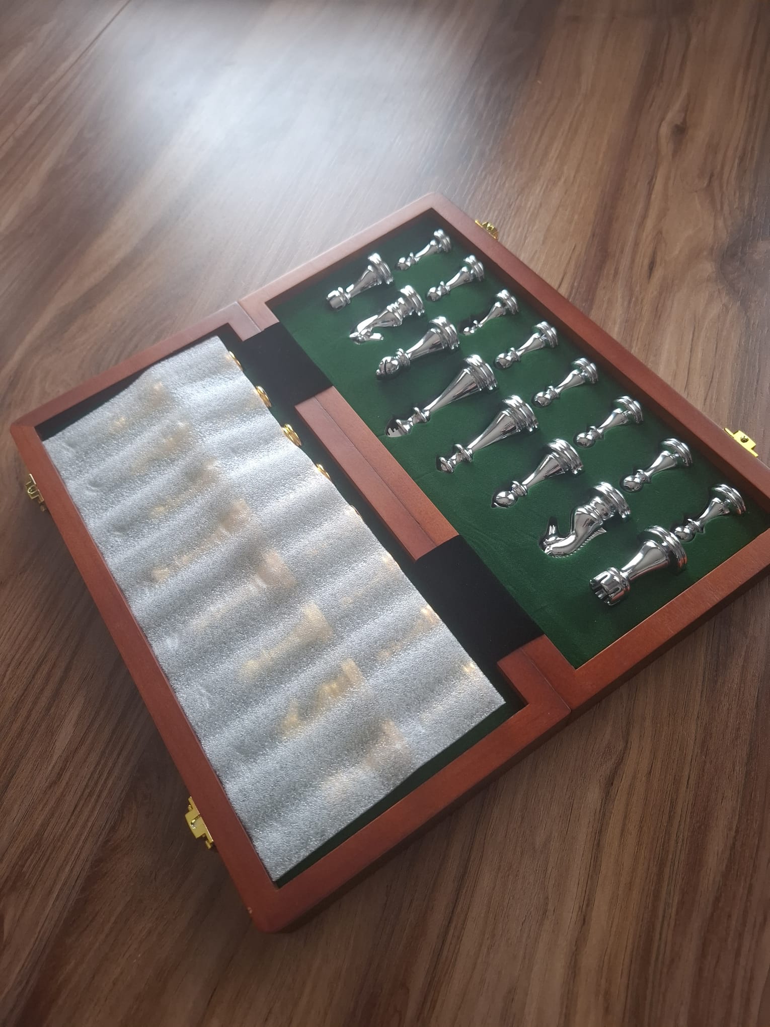 Ahşap Kutulu Premium Metal Satranç Takımı – Kadife İç Yüzeyli Lüks Oyun Seti & Hediye Ürünü